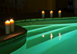 Lassen Sie die Zeit still stehen und genießen Sie den Moment im Pool des Hotels. 