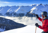 Genießen Sie traumhafte Aussichten bei einer Skifahrt.