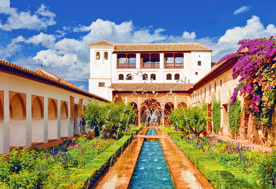 Die arabischen Gärten des Palasts Generalife befinden sich direkt neben der zum UNESCO-Weltkulturerbe gehörenden Alhambra.