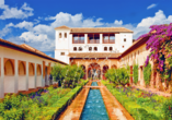 Die arabischen Gärten des Palasts Generalife befinden sich direkt neben der zum UNESCO-Weltkulturerbe gehörenden Alhambra.
