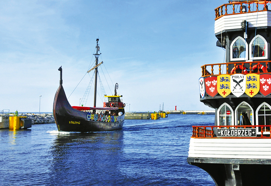 Besuchen Sie das idyllische Kolberg und betrachten Sie die Schiffe im Hafen.