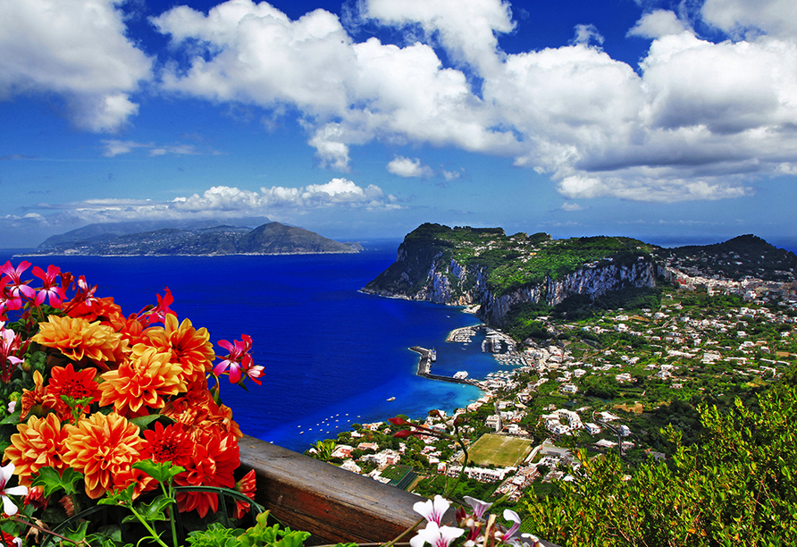 Bei einem zubuchbaren Ausflug können Sie das schöne Capri kennenlernen.
