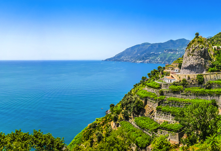Der Panoramablick auf die malerische Amalfiküste wird Sie beeindrucken.