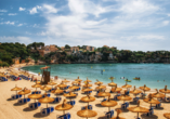 Entspannen Sie am schönen Sandstrand, der nur durch die Uferstraße von Ihrem Urlaubshotel getrennt ist.