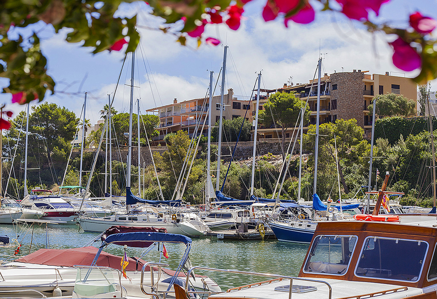 Der Jachthafen von Porto Cristo lädt zum Schlendern ein.