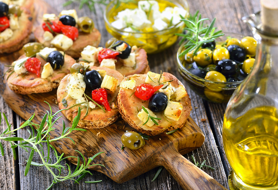 Lassen Sie sich mit köstlichen griechischen Speisen verwöhnen.