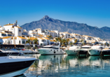 Schlendern Sie durch den Yachthafen Puerto Banús in Marbella.