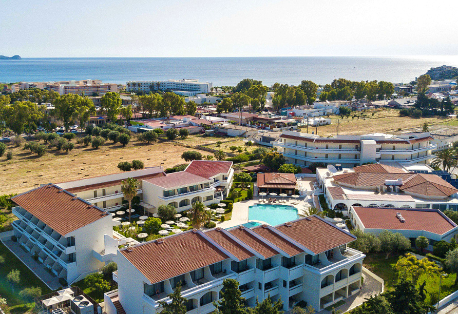 Ihr Hotel Niriides erwartet Sie nur wenige Meter vom Strand entfernt.