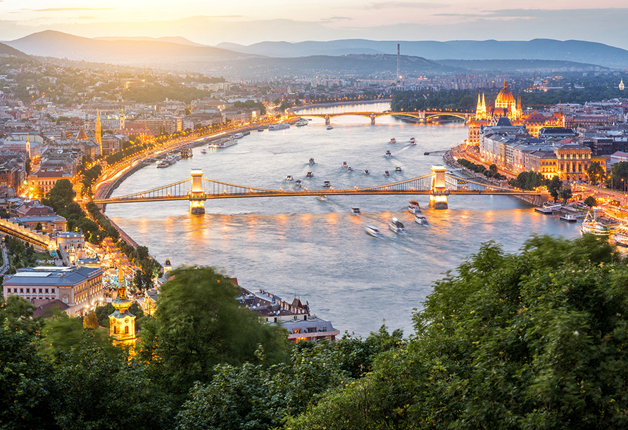 Freuen Sie sich auf das bezaubernde Budapest mit der prägnanten Kettenbrücke.