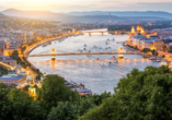 Freuen Sie sich auf das bezaubernde Budapest mit der prägnanten Kettenbrücke.