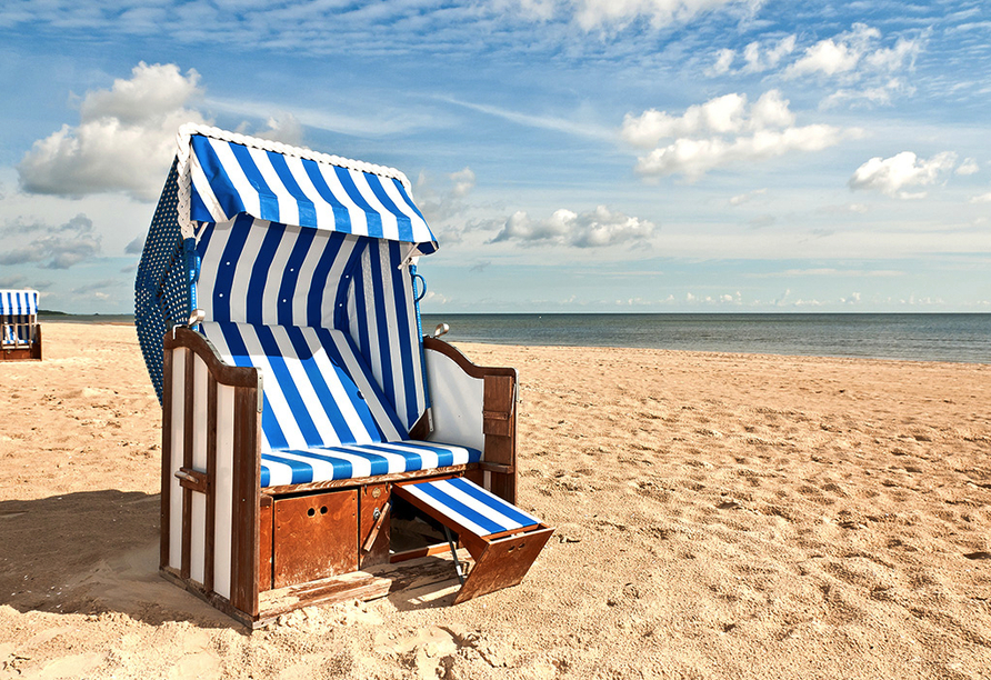 Genießen Sie Ihren Aufenthalt am Strand mit viel Sonnenschein und Meeresrauschen im Hintergrund.