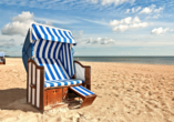 Genießen Sie Ihren Aufenthalt am Strand mit viel Sonnenschein und Meeresrauschen im Hintergrund.