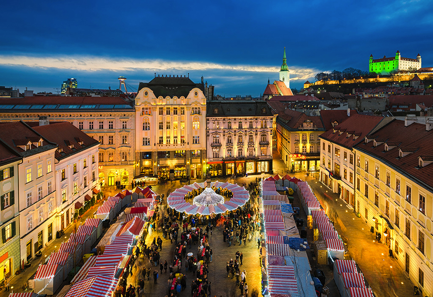 Besuchen Sie den traditionsreichen Weihnachtsmarkt in Bratislava. 