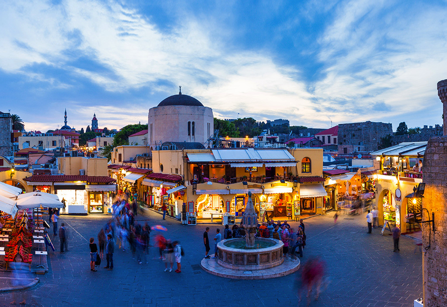 Es erwartet Sie ein ganz besonderer Ausflug: Rhodos-Stadt bei Nacht.