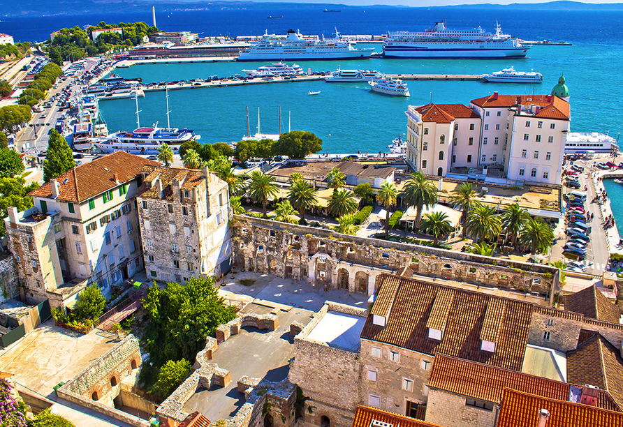 In Split treffen jahrhundertealte Bauwerke auf das lebendige Treiben der Hafenstadt.