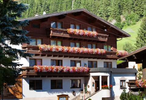 Außenansicht des Hotels Ad Laca