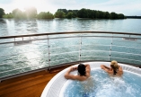 Im beheizten Whirlpool an Bord können Sie die Seele baumeln lassen.