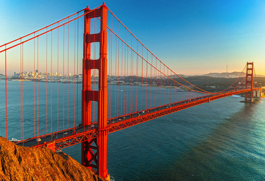 Ein Wahrzeichen zum Staunen! Die Golden Gate Bridge spannt sich eindrucksvoll über die Bucht von San Francisco.