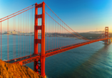 Ein Wahrzeichen zum Staunen! Die Golden Gate Bridge spannt sich eindrucksvoll über die Bucht von San Francisco.