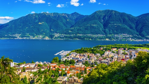 Der Ort Locarno liegt direkt am Lago Maggiore. 