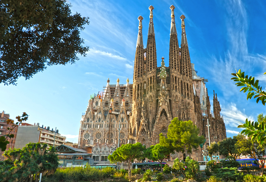 Der Bau der berühmten Kirche Sagrada Família ist seit 1882 noch unvollendet und soll 2026 zum 100. Todestag des Architekten Gaudís fertiggestellt sein.