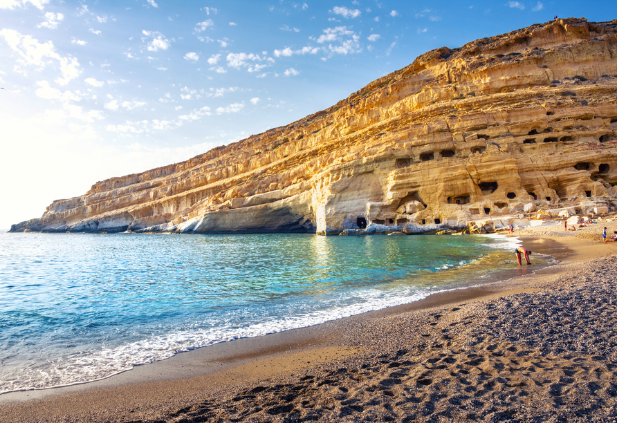 Oder entdecken Sie das Hippiedorf Matala mit einem schönen Strand mit Höhlen in den Felsen.