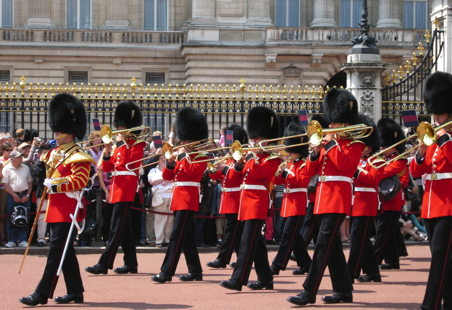 Wenn Sie Ihre freien Tage geschickt planen, können Sie die Wachablösung der Royal Guards vor dem Buckingham Palace beobachten.