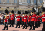 Wenn Sie Ihre freien Tage geschickt planen, können Sie die Wachablösung der Royal Guards vor dem Buckingham Palace beobachten.