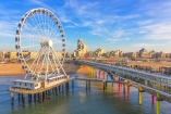 Das Riesenrad und der Pier in Scheveningen laden zum Verweilen ein.