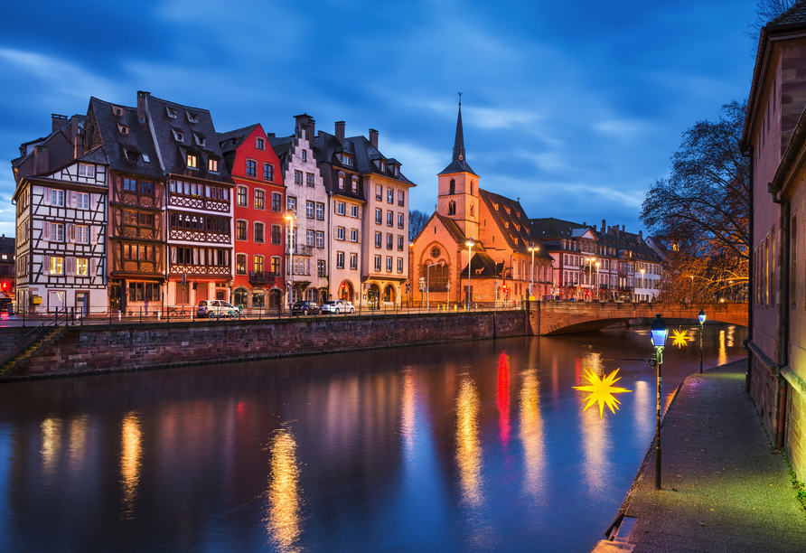 Genießen Sie die besinnliche Weihnachtszeit in der zauberhaften Altstadt von Straßburg.
