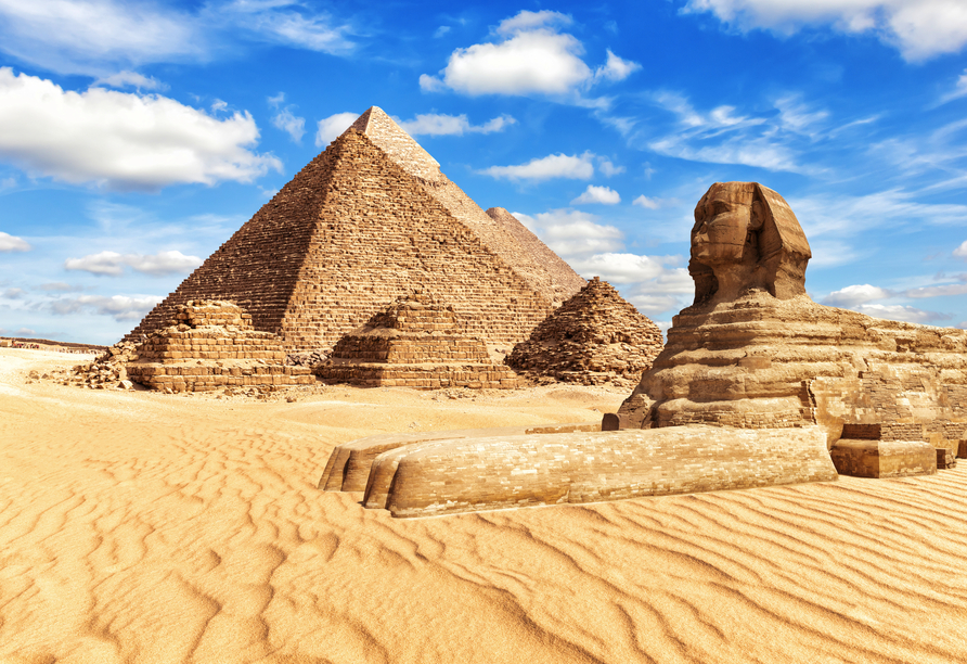 In Ägypten können Sie einen Ausflug nach Kairo machen. Besuchen Sie die Große Sphinx und die Pyramiden von Gizeh.