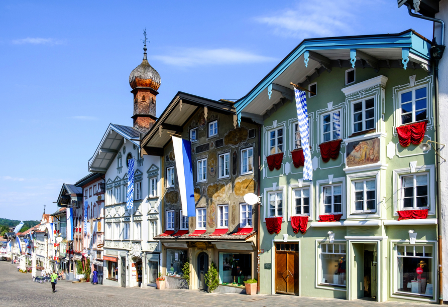 Bad Tölz begeistert mit seiner historischen Marktstraße, alpinem Charme und echter bayerischer Herzlichkeit.