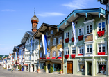 Bad Tölz begeistert mit seiner historischen Marktstraße, alpinem Charme und echter bayerischer Herzlichkeit.