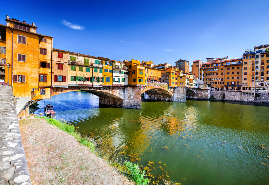 Halten Sie die Ponte Vecchio in Florenz mit der Kamera fest.