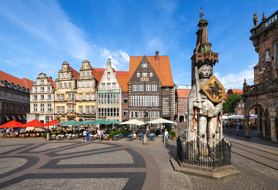 Der historische Marktplatz mit der Rolandstatue