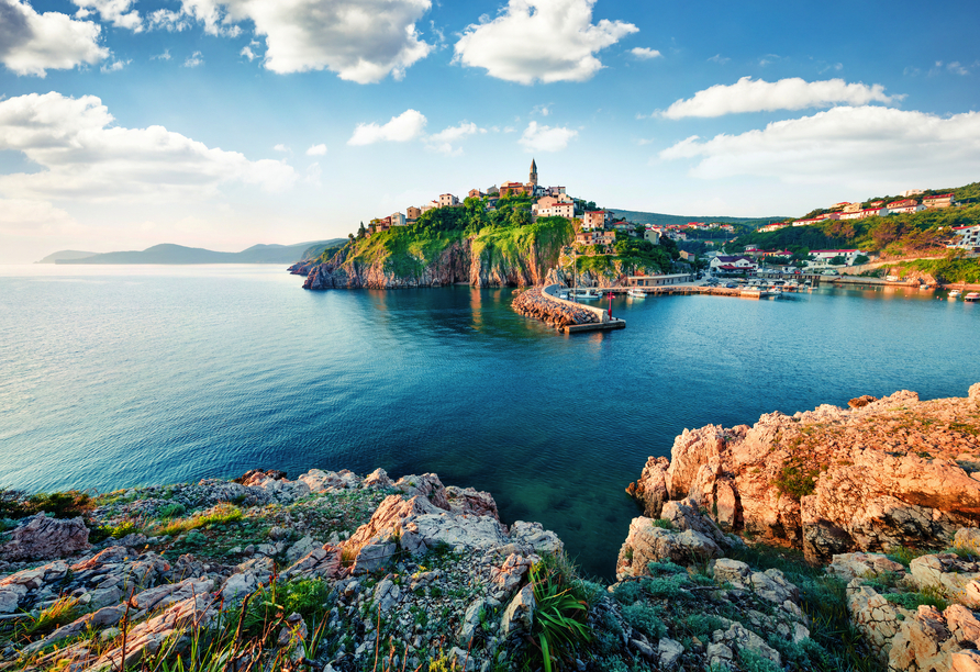 Vrbnik auf der Insel Krk liegt auf einem Felsen vor dem Meer.