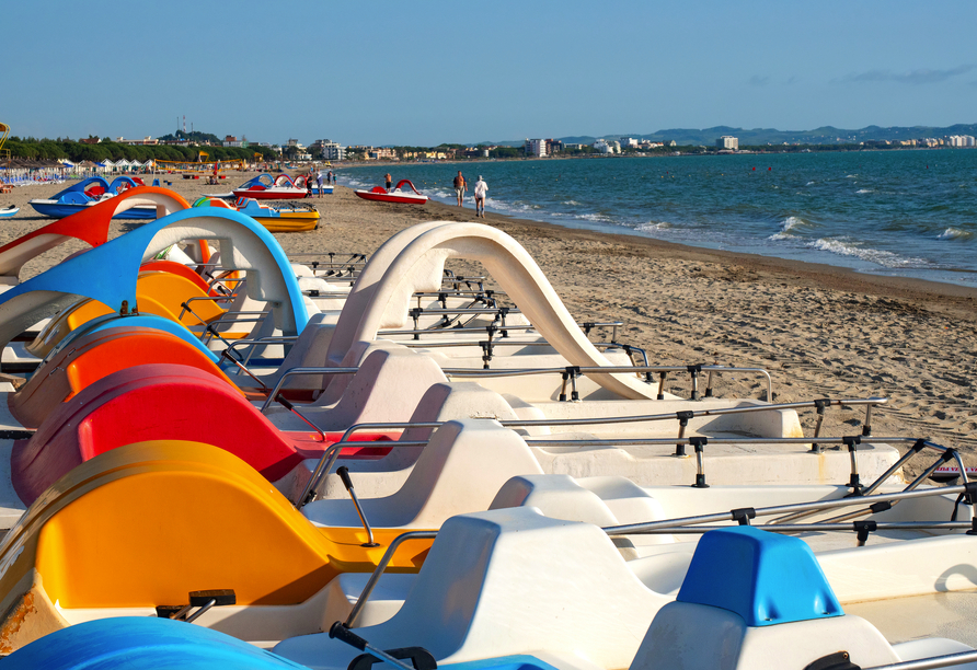Der Strand von Durrës lädt mit seinen bunten Tretbooten, dem weichen Sand und dem weiten Blick aufs Meer zu entspannten Urlaubstagen ein.