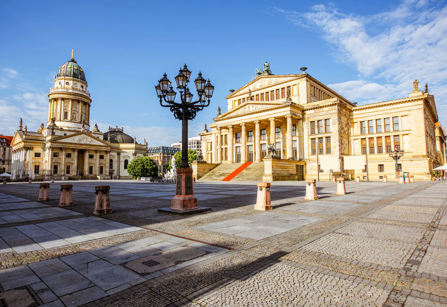 Willkommen in Berlin Mitte! Der Gendarmanemarkt mit dem  Französischen Dom und dem Konzerthaus gehört zu den schönsten Plätzen in Berlin.
