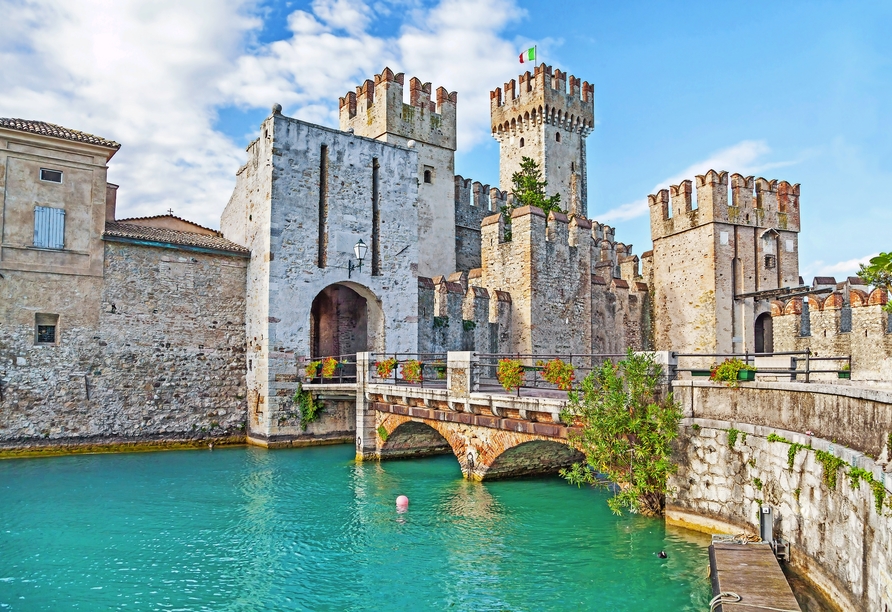Unternehmen Sie einen Ausflug nach Sirmione mit dem Castello Scaligero.