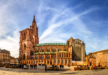 Auf dem weitläufigen Marktplatz ragt das Straßburger Münster majestätisch in die Höhe.