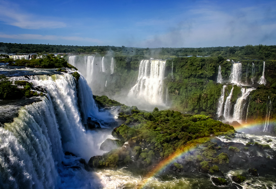 Die Iguazú-Wasserfälle an der Grenze zwischen Basilien und Argentinien sind ein eindrucksvolles Naturwunder.