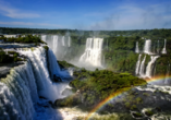 Die Iguazú-Wasserfälle an der Grenze zwischen Basilien und Argentinien sind ein eindrucksvolles Naturwunder.