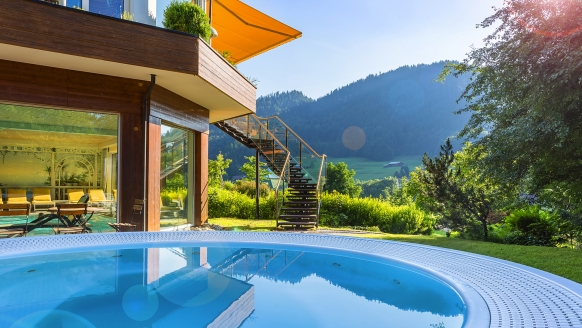 Mitten in der malerischen Landschaft des Allgäus liegt das Alpenhotel Oberstdorf.