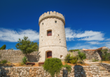 Hotel Hedera in Rabac in Kroatien, Turm auf Insel Cres