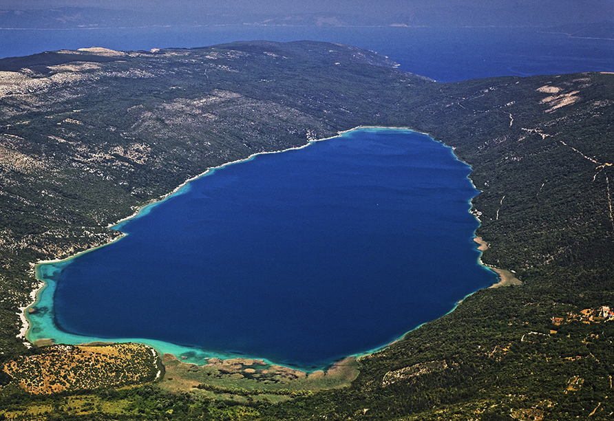 Mitten auf der Insel Cres befindet sich der traumhafte Süßwassersee Vrana.