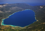 Mitten auf der Insel Cres befindet sich der traumhafte Süßwassersee Vrana.
