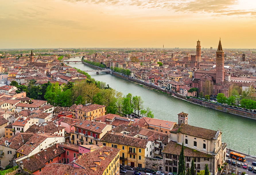 Die romantische Stadt Verona begeistert mit einer herrlichen Altstadt und tollen Sehenswürdigkeiten.