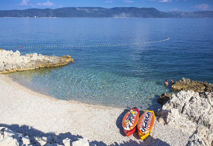 Genießen Sie das kristallklare Wasser der kroatischen Strände.