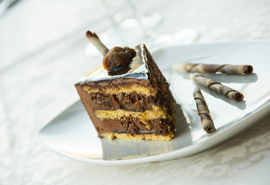 Lassen Sie sich ein Stück köstliche Torte im Hotelkomplex Rimske Terme schmecken.