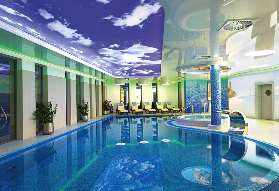 Entspannen Sie im Wellnessbereich mit Hallenbad im Hotel Grand Laola Vital & SPA.